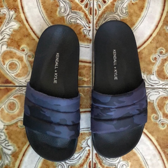 Kendall & Kylie Shoes - 💸2 for 1!💸 Kendall & Kylie Elia sandals